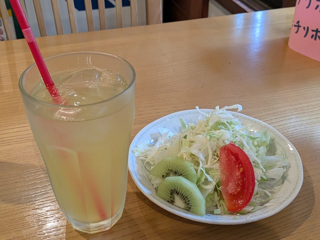 サラダとパインジュース