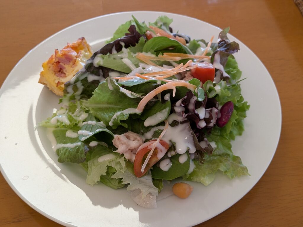 サラダとキッシュ