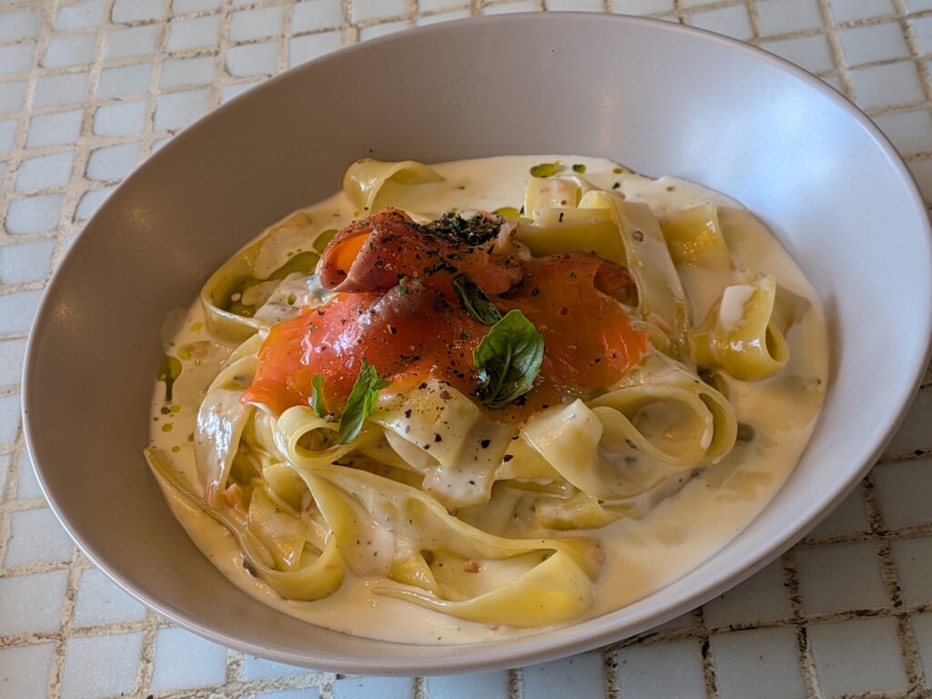 スモークサーモンとゴルゴンゾーラクリームのフィットチーネ