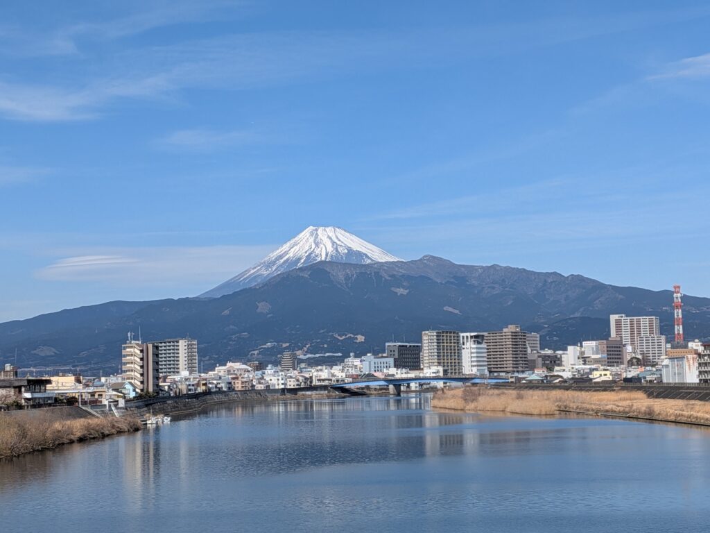 港大橋からの富士山